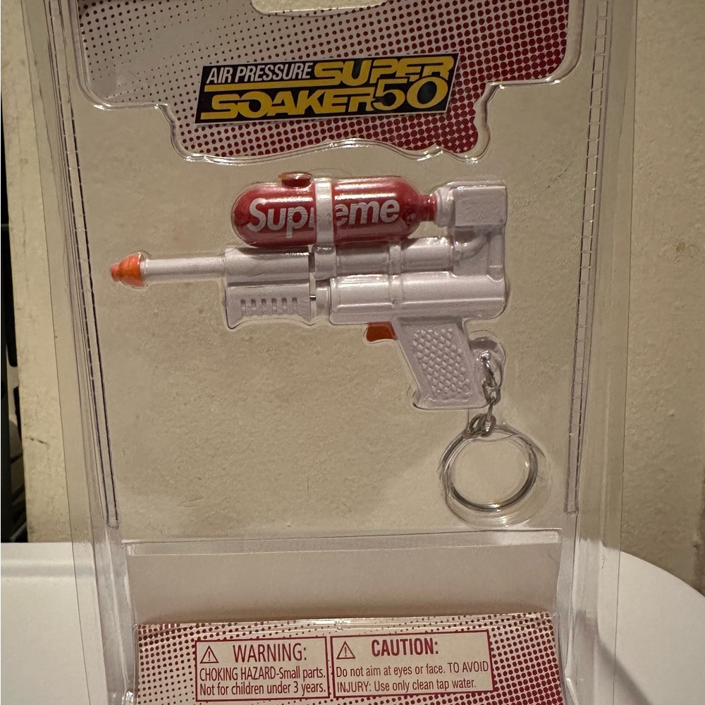 Supreme Super Soaker 50 Water
Blaster Keychain SS19 BRAND NEW World's Smallest - Picture 2 of 3